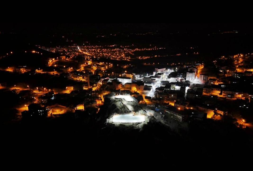 O kentin cazibe merkezi oldu: Tarihi kalede ışıklandırma sürprizi! Hem gündüz, hem akşam ziyaret edilebiliyor 9